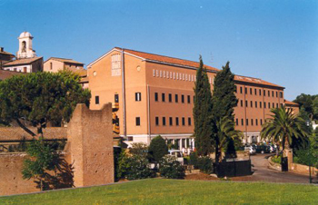 L'Hotel Divino Amore Casa del Pellegrino con il campanile dell'Antico Santuario sullo sfondo