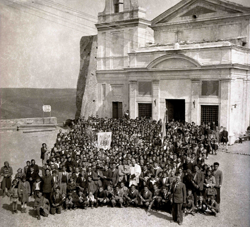 Un gruppo di pellegrini di fronte all'Antico Santuario